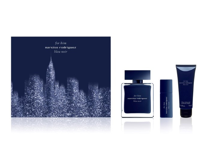 FOR HIM’in modern yansıması BLEU NOIR zamansız erkeksiliğe yeni bir imza niteliğinde.Gizemli ve elegant siyah ile maskülen mavinin birleştiği şişesinde; şehirli ve bağımlılık yaratan asil bir parfüm.