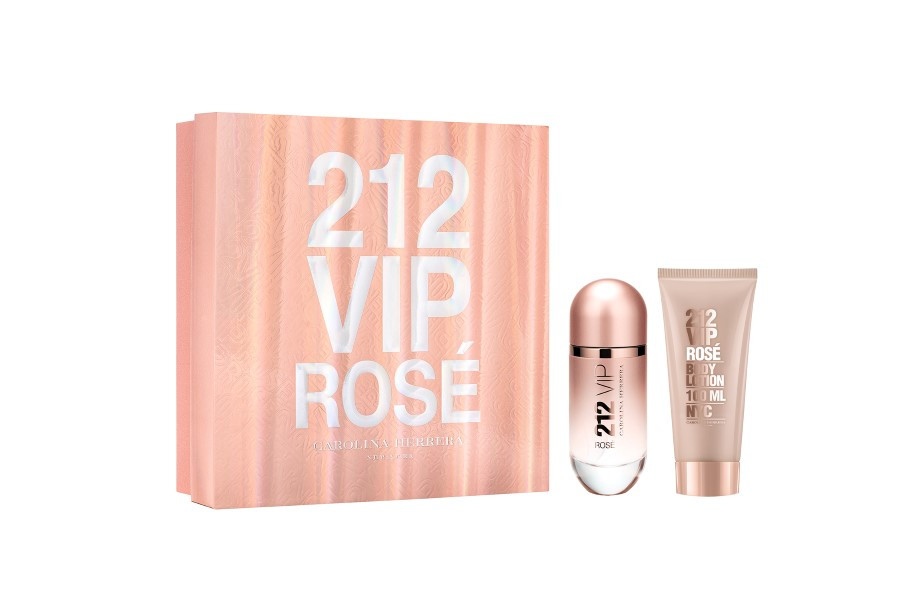  EDP 80ML + Body Lotion 100ML Hd17
Odak noktasında yerini alıp partinin yaşam kaynağı olmak. Kendine özgü, spontane, yaratıcı ve sofistike; 212 VIP ROSE ve onu kullanan kadın böyledir.