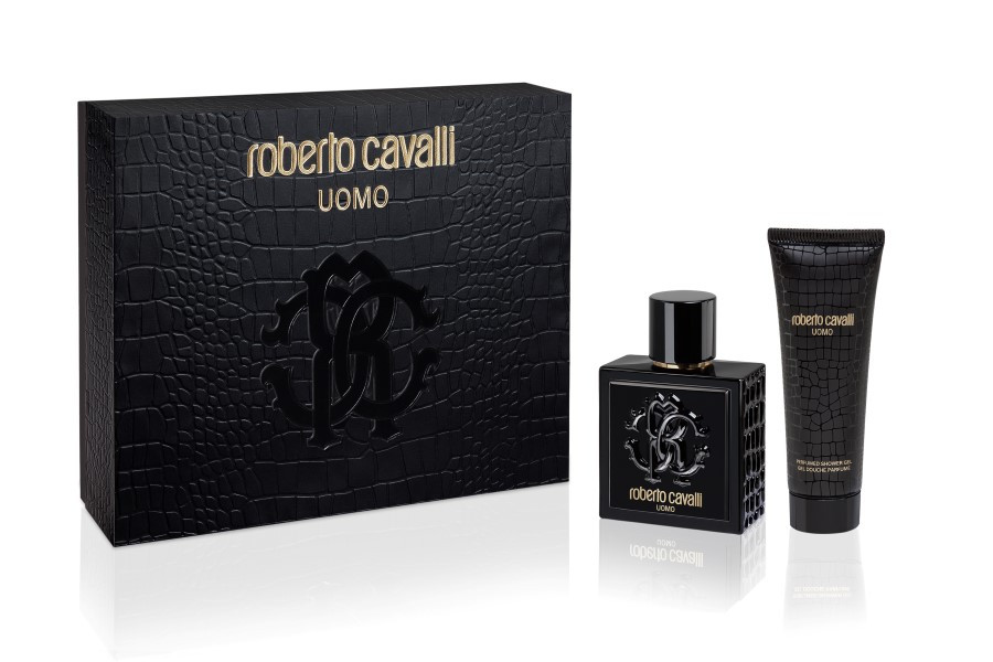 Peter Dundas’nın gözlerinden görülen yeni Cavalli erkeği modern bir erkek. İçgüdüsel bir tarz ve zarafet anlayışıyla kutsanan Cavalli erkeği , pek  çaba sarfetmeden sofistikeliği ve sıradanlığı harmanlıyor. Bağlarını çözmüş ve özgür bir şekilde, her zaman