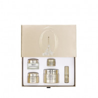 
1 EDT 100 Nat Spray + 1 EDT 30 Nat Spray
“Versace’nin yeni kokusu Dylan Blue günümüz erkeğinin esansıdır. Karakter ve kişilikle
erkekliğin gücünü ve karizmasını taşıyan kusursuz bir tasarım. Geleneksel notaların ve
kokuların değişerek günümüzün modernliğ