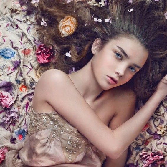 ÇİÇEK YAPRAKLARINDAN DOĞAN ŞİİR