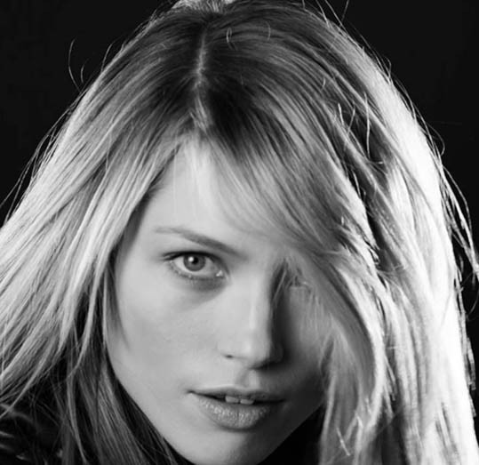 ALTININ TUTKUSUNDA MUHTEŞEM KADIN