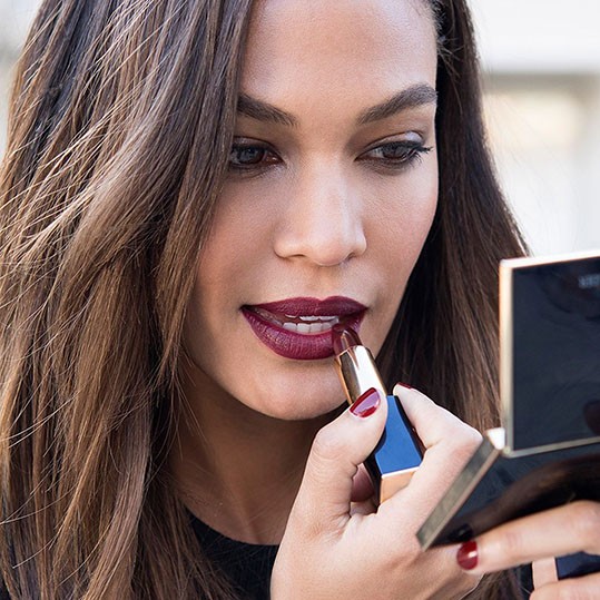 DUDAKLARA SÜPER MODEL DOKUNUŞU