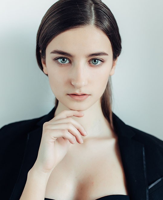 NEMLENDİRİRKEN GENÇLİĞİ CİLDİNE TAŞI