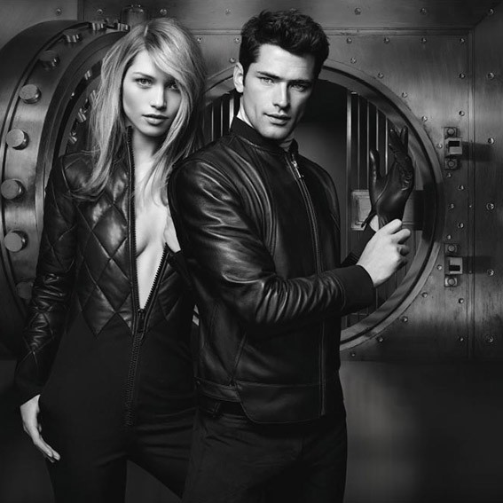 PEŞİNE DÜŞÜLESİ ERKEKLERE