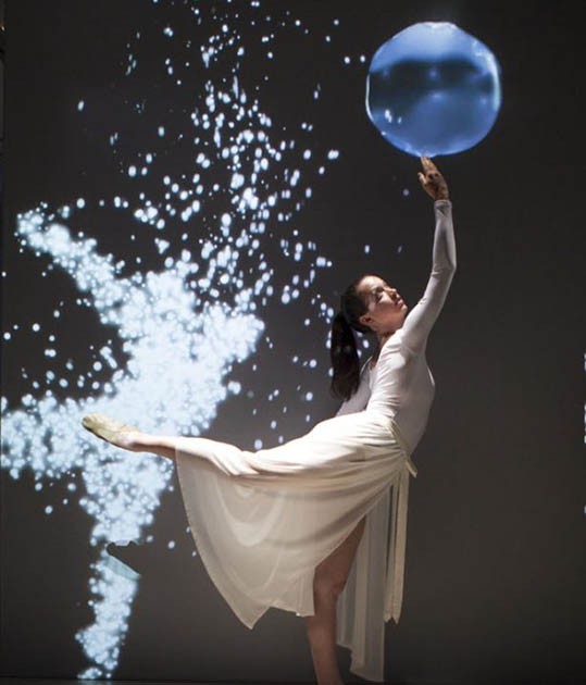 SUYUN TENİNDEKİ DANSI