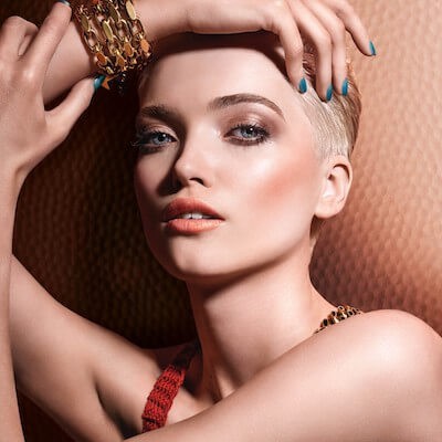 ALTIN MİNERALLERİYLE AŞILANAN TOZ İLE BRONZLAŞIN!