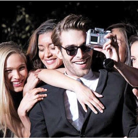 İDEAL ERKEK ARTIK EFSANE DEĞİL