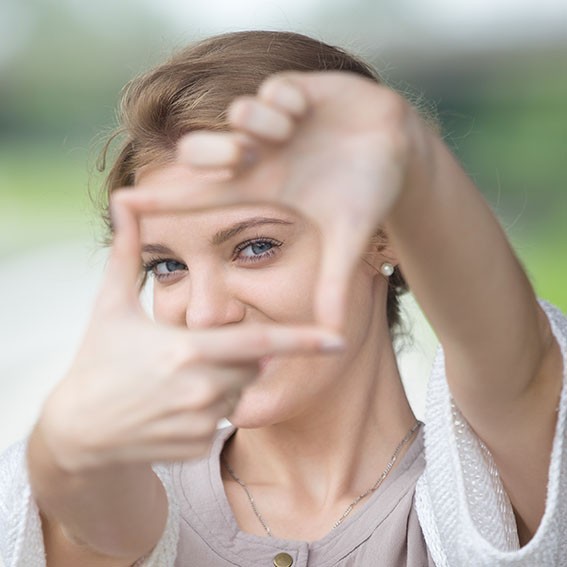 GÜZELLİĞİNİ GÖZLERİNDE YANSIT