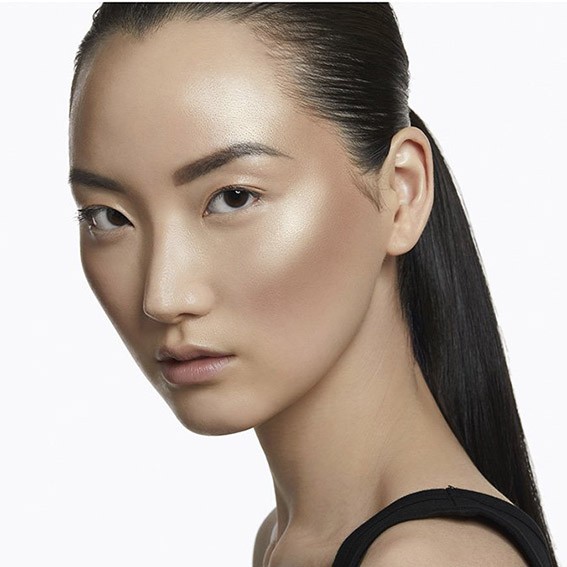 TENİNDE GÜNEŞTEN DÜŞEN IŞIK