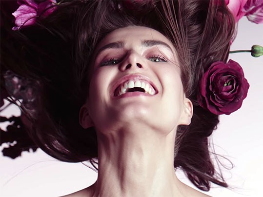 BAŞTAN ÇIKARICI ÇİÇEK BOMBASI