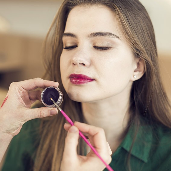 YENİ BAŞLAYANLAR İÇİN EYELİNER KULLANIM TÜYOLARI