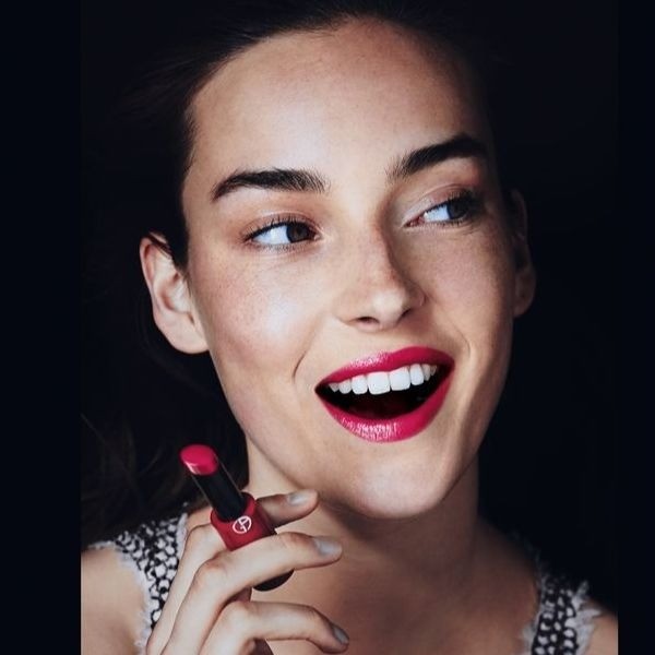 PARLAK, BAKIMLI, ETKİLEYİCİ DUDAKLAR