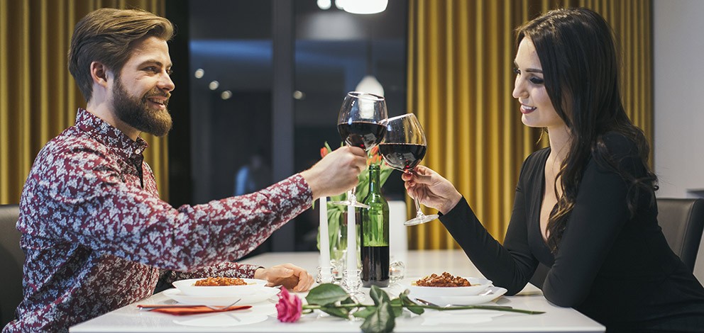 SEVGİLİLER GÜNÜ YEMEĞİNDE SEVİLLA İLE ÖZEL OL