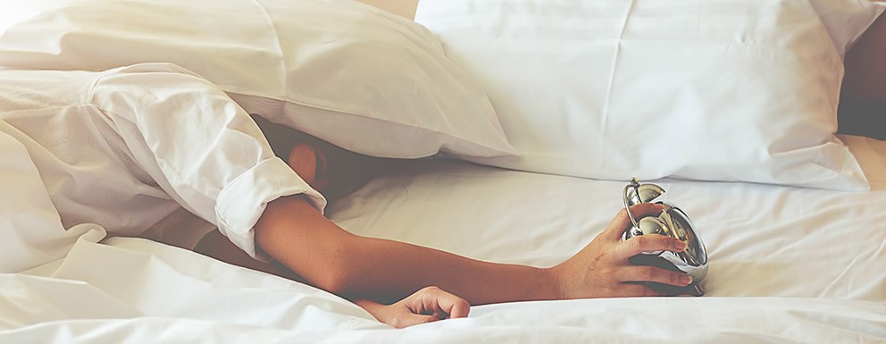 UYKUSUZ GECENİN SABAHINA GÖZ MAKYAJI TÜYOLARI