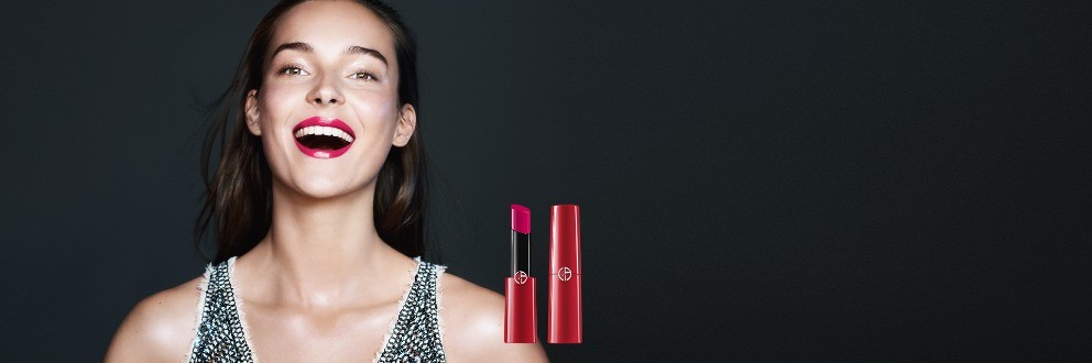 PARLAK, BAKIMLI, ETKİLEYİCİ DUDAKLAR